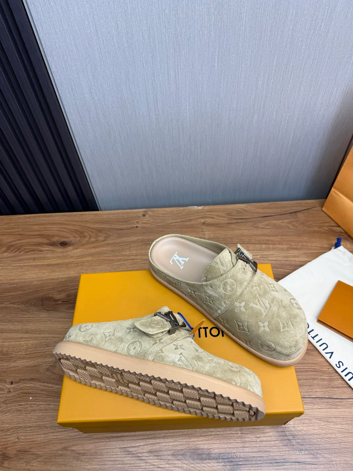 Men's shoes 💰520💰 Lv. hot selling men's slippers 🔥 🩴Official website one to one production 38-45 sizes 45 46 🉑️Customized!